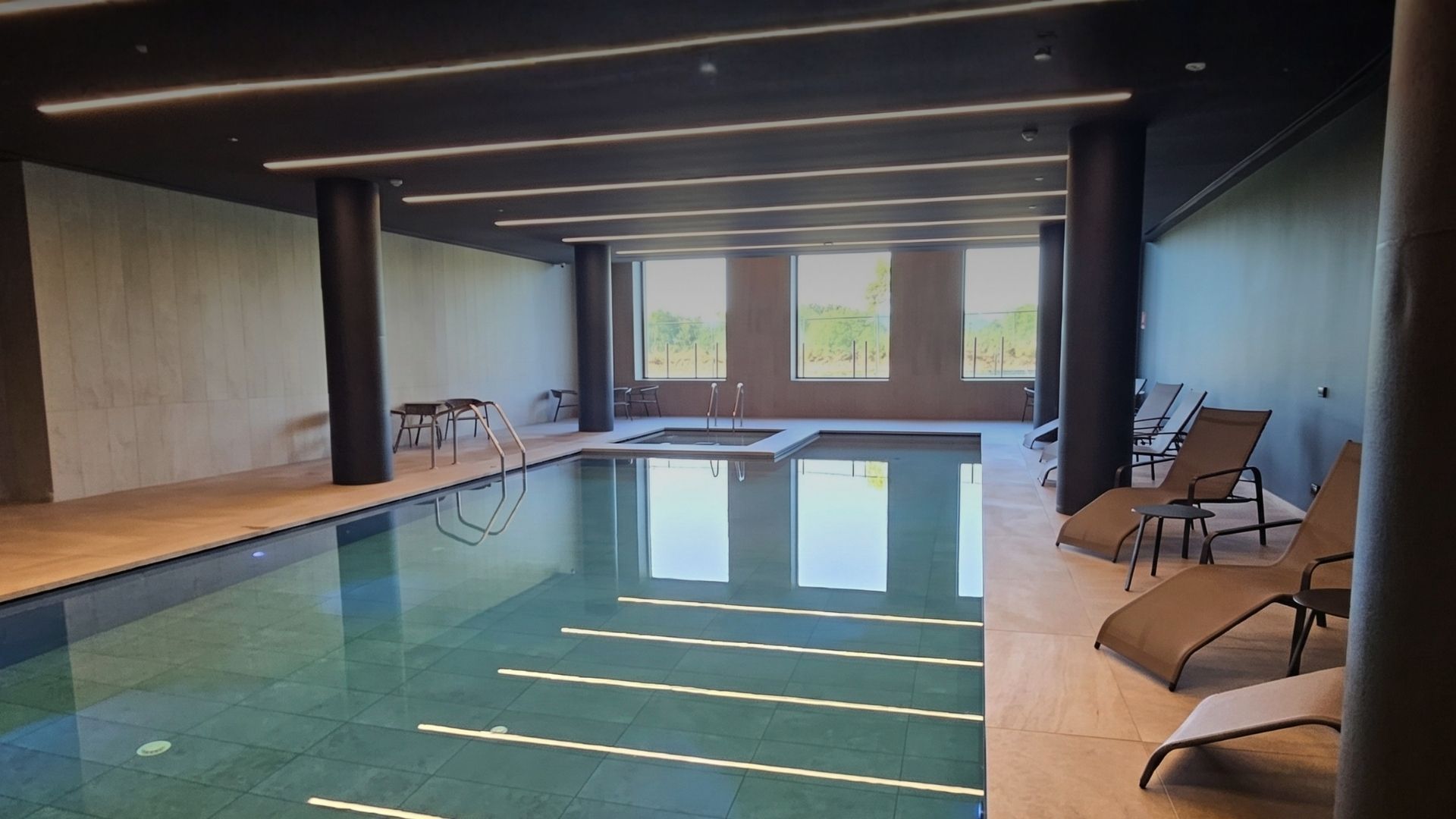 FEEL UPTOWN PISCINA.jpg
