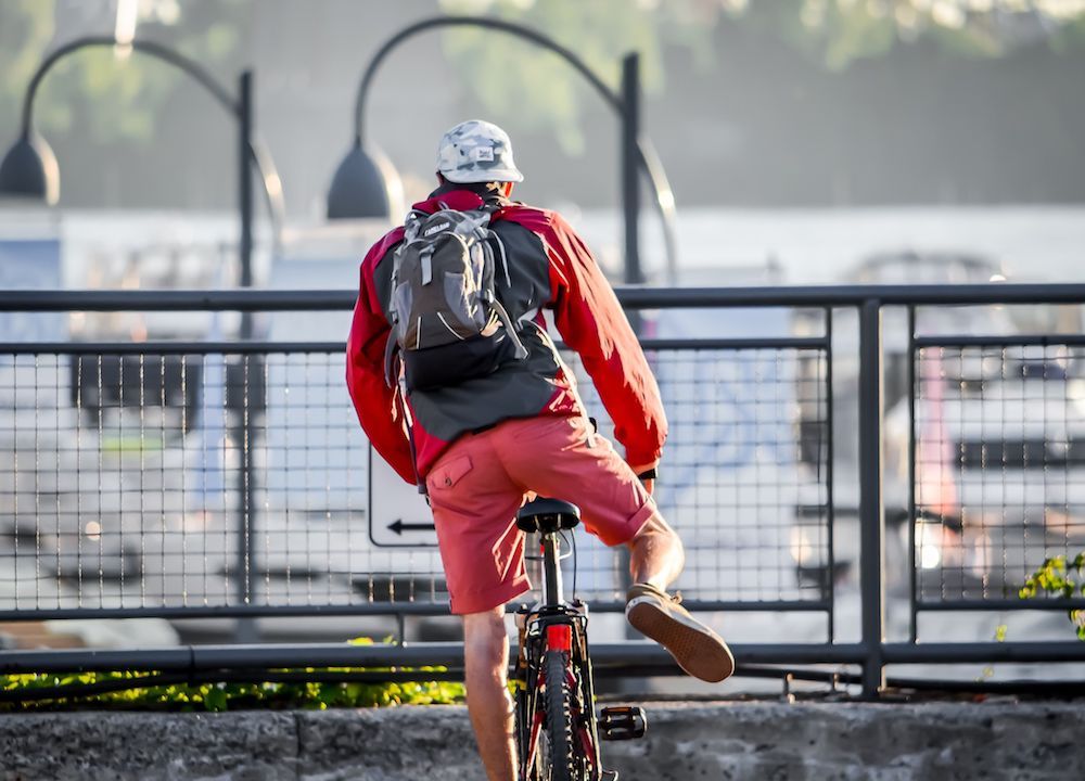 persona in bici bike sharing milano