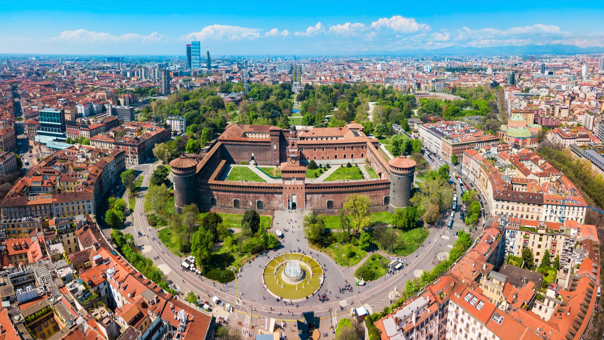 Vista sul Castello Sforzesco di Milano e le sue aree verdi